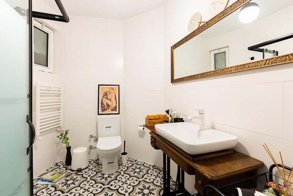 2BR Historical apartment 5 min to Taksim Sq - Two-Bedroom Apartment