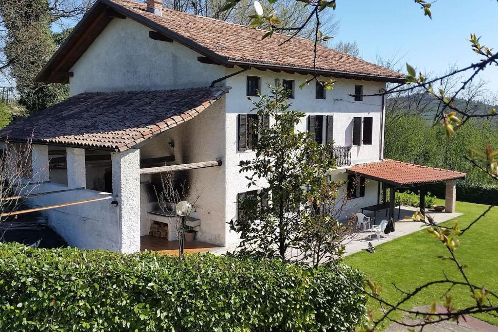 a small white house with a roof at Villa Vallevento in Calamandrana