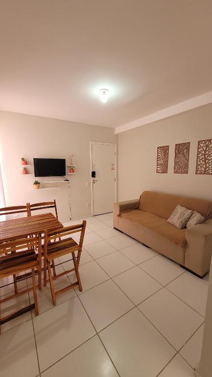 a living room with a couch and a table at Apartamento no Cond Vinhedos in Petrolina