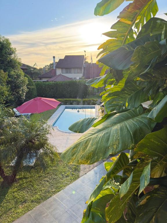 a swimming pool in the yard of a house at Patio Prana Apart Resto in Federación