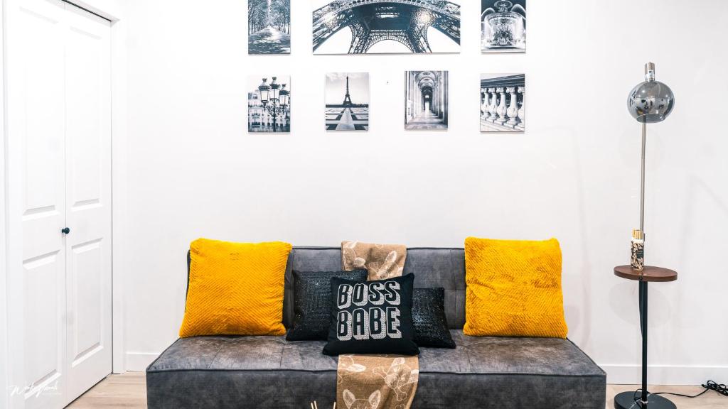 ein Wohnzimmer mit einer Couch mit gelben Kissen in der Unterkunft Ebenz Apartment in Calgary