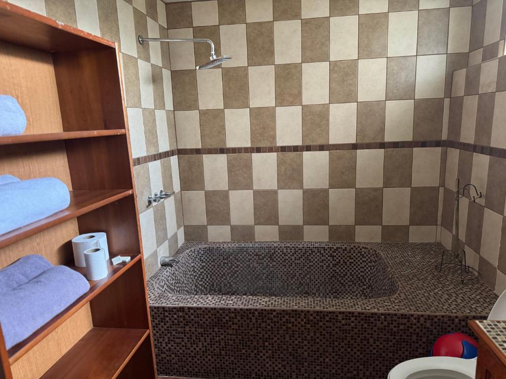 a bathroom with a shower with a bath tub at Bungalós brunos in Panajachel