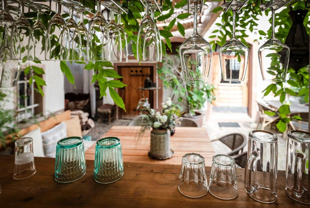 a wooden table with glasses on top of it at Kaffee&Kissen - Das Boutique Hotel am Rhein in Oestrich-Winkel