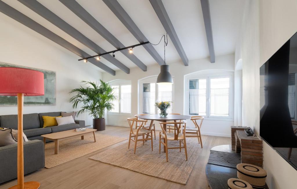 a living room with a table and a couch at Rosari II - Vivienda Privada con Parking in Vilassar de Mar