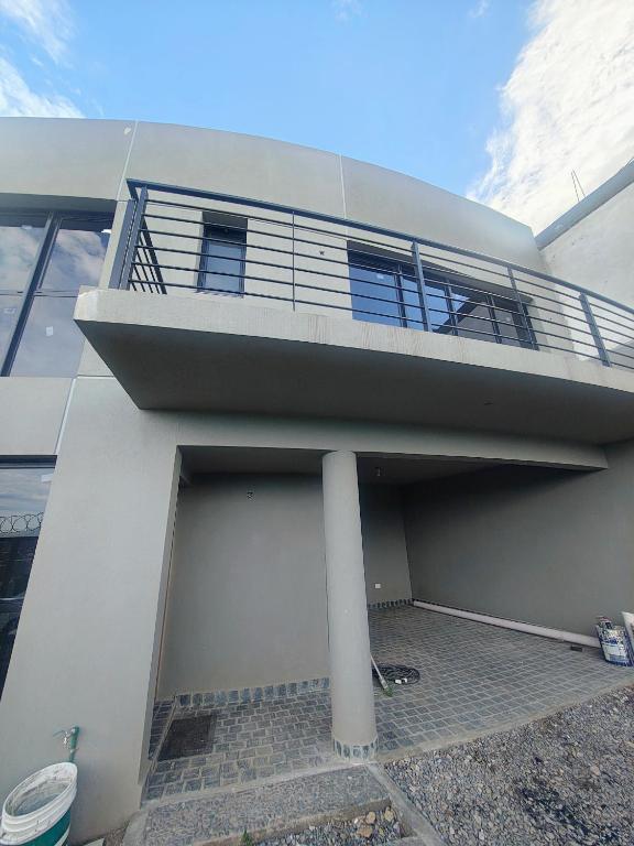 a building with a balcony on top of it at Triplex con vista hermosa in Salta