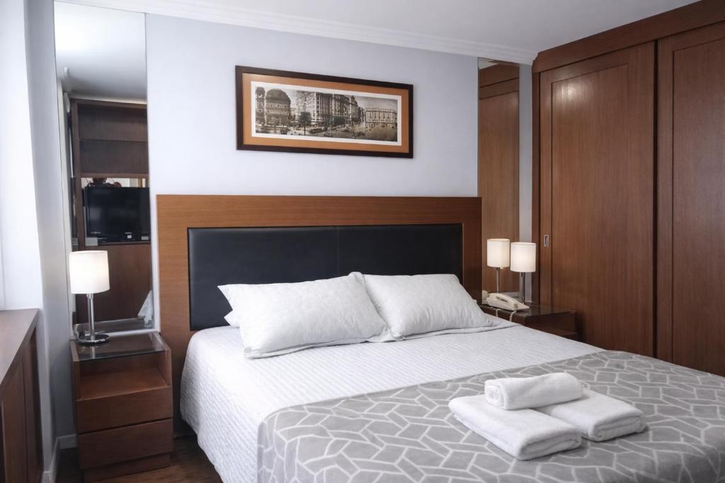 a bedroom with a bed with two towels on it at Flat com piscina no Jardim Paulista a 300m da Av Paulista e metrô in São Paulo