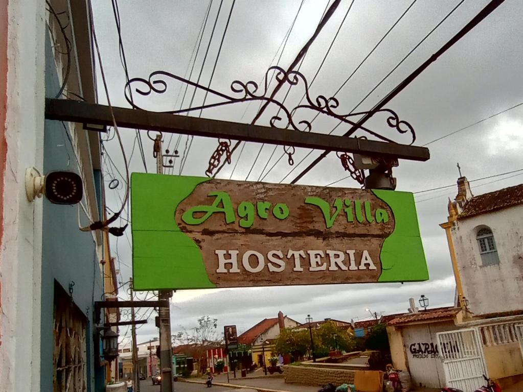 Ein Schild mit der Aufschrift „Azuvo Virtual Hotseria“ hängt an einem Gebäude. in der Unterkunft Agro Villa in Areia