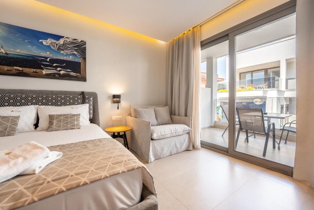Elegant Maltepe Accommodation - Triple Room With Pool View