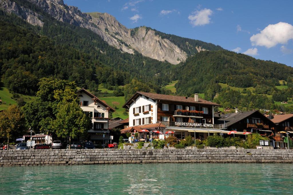 eine Stadt neben einem Gewässer mit Bergen in der Unterkunft Hotel Brienzerburli in Brienz