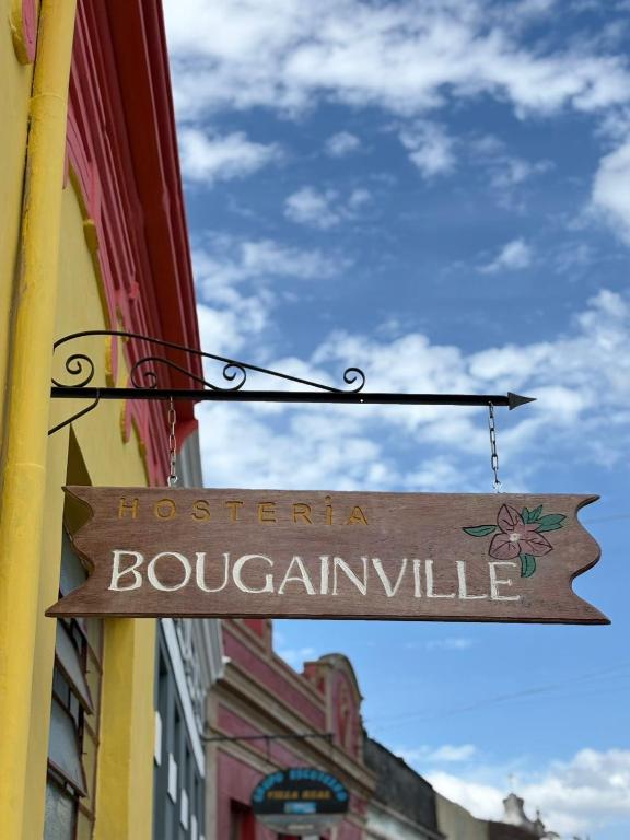 a sign hanging from the side of a building at Casa no coração de Areia in Areia