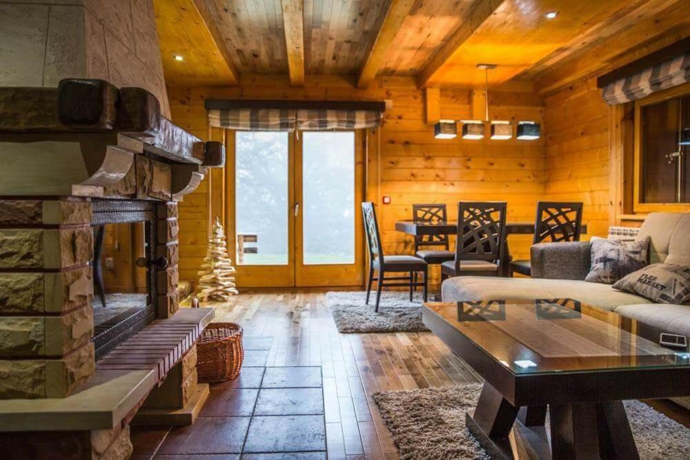 ein Wohnzimmer mit einem Sofa und einem Kamin in der Unterkunft Holiday Home Floris in Kopaonik