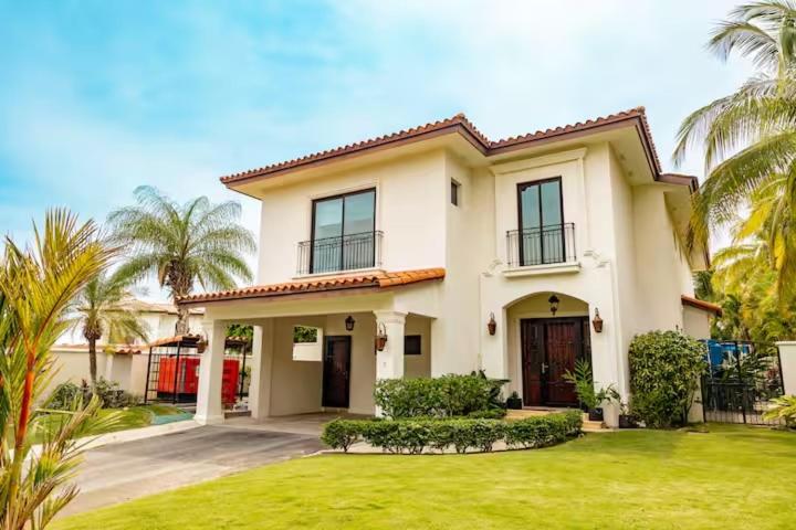 Entire House in Buenaventura - private pool and walking distance to the beach