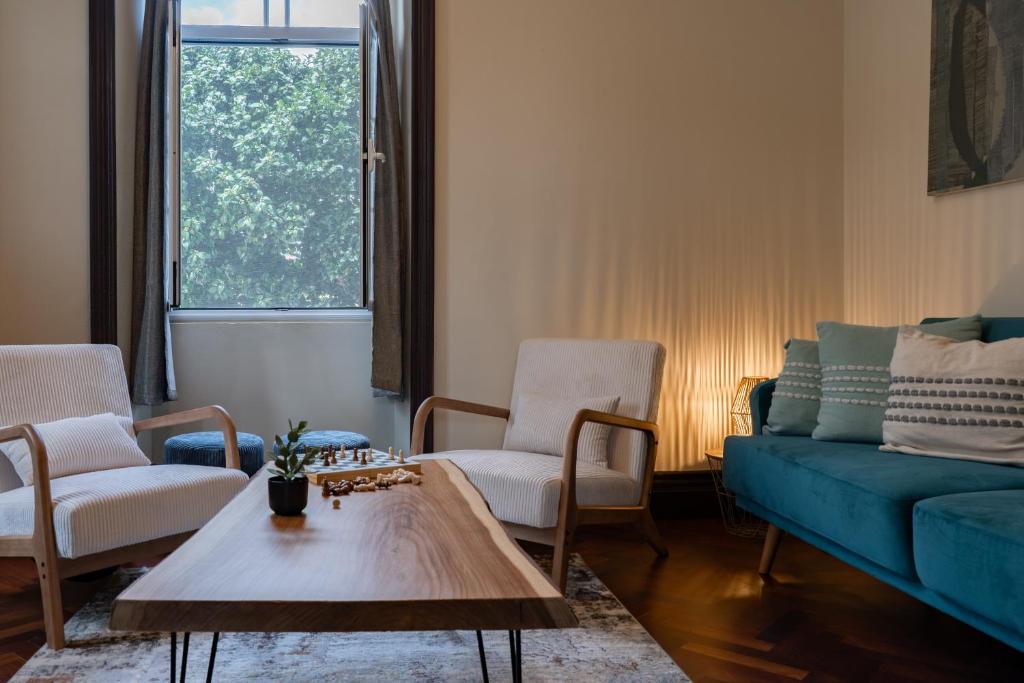 a living room with a couch and a table at Vista Verde Retreat in Bretanha