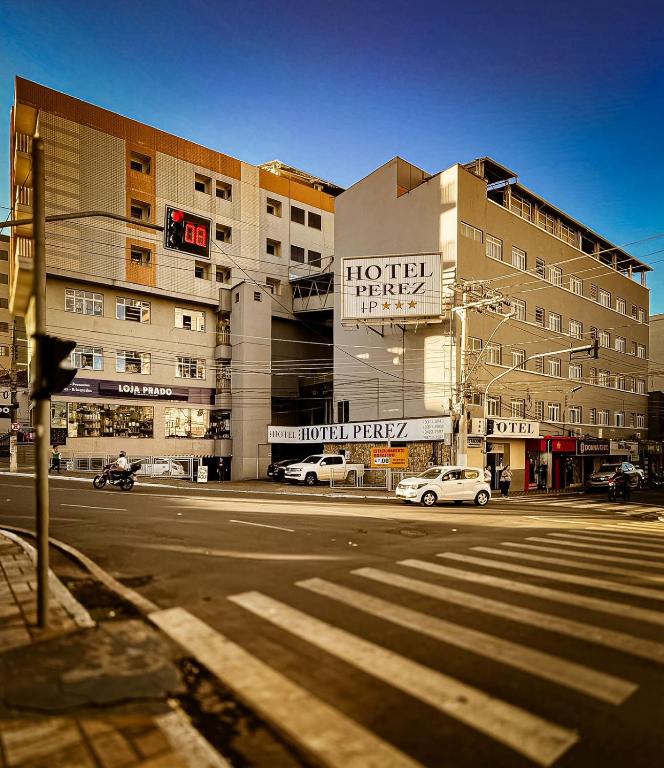 an empty city street with a hotel at Hotel Perez in Pouso Alegre
