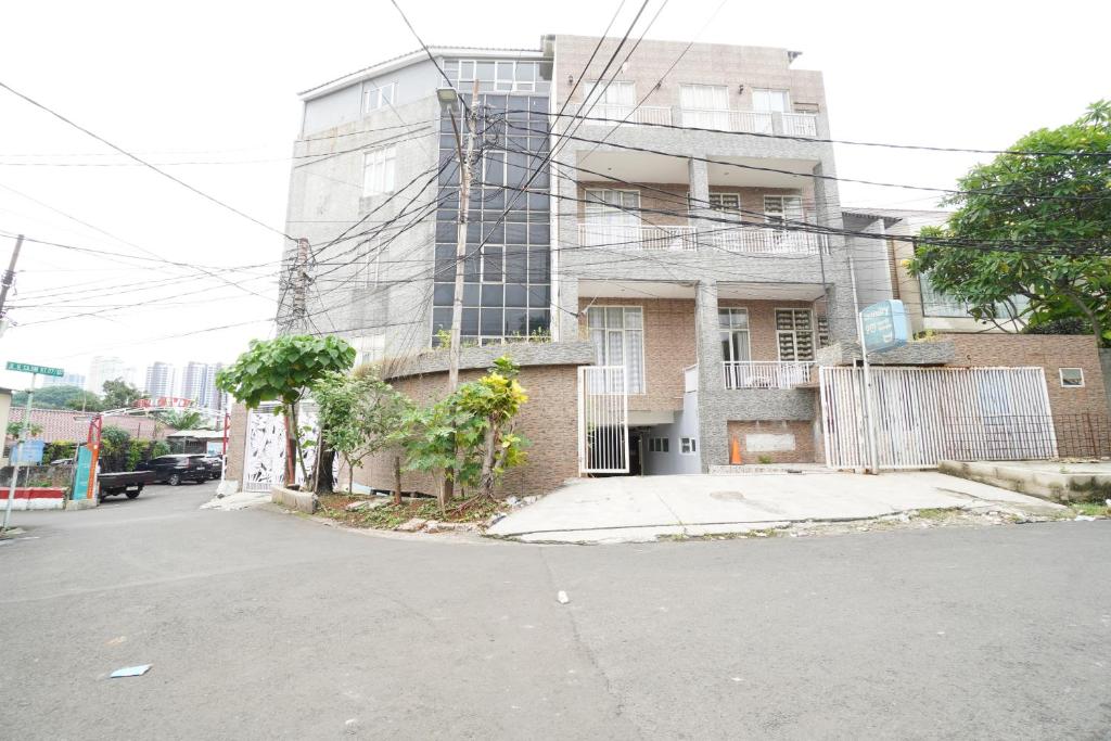 an empty street in front of a building at Kamar Bagus in Jakarta