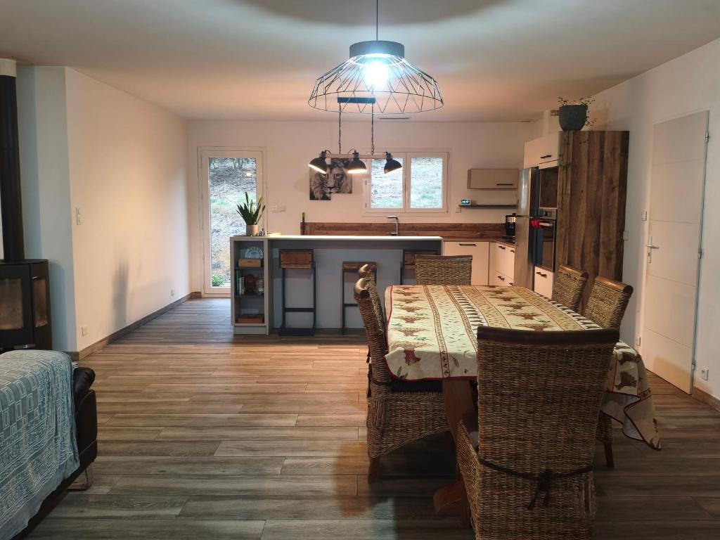 Grande villa 2 chambre ,salle de bain, grand séjour avec cuisine équipée et salle a manger, une grande terrasse de 40m2 donnant sur un grand jardin avec un parking en gravier de 500m2