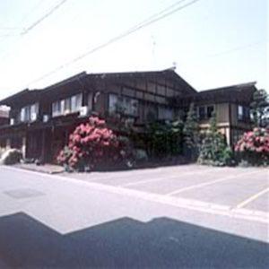 budynek z kortem tenisowym przed nim w obiekcie Tsukamoto Sou w mieście Takayama