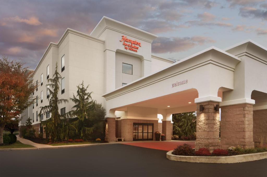 a rendering of the front of a hotel at Hampton Inn & Suites Cleveland-Mentor in Mentor