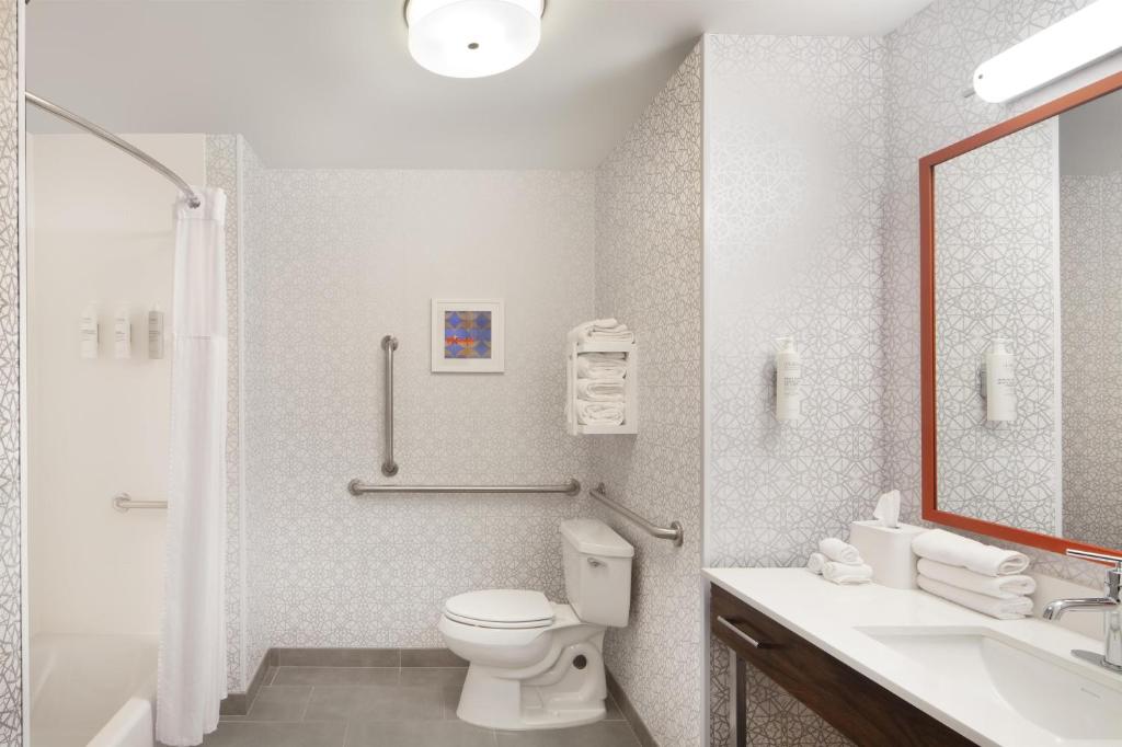 Hampton Inn & Suites Cleveland-Mentor photo