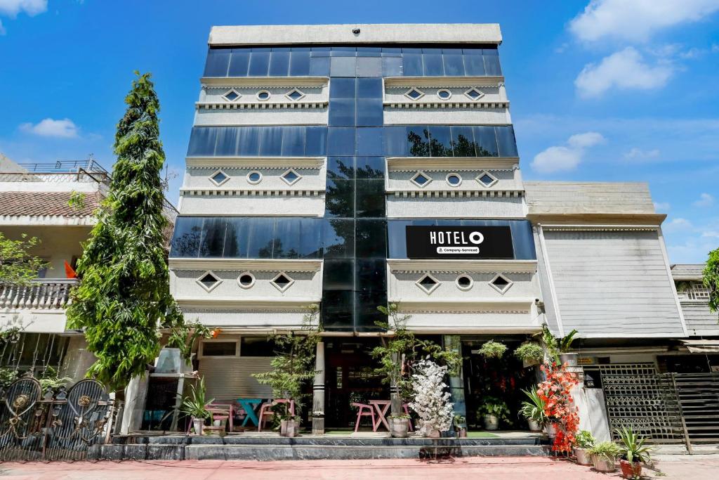 a building with a cafe in front of it at Hotel O MP Nagar Near Rachna Tower in Bhopal