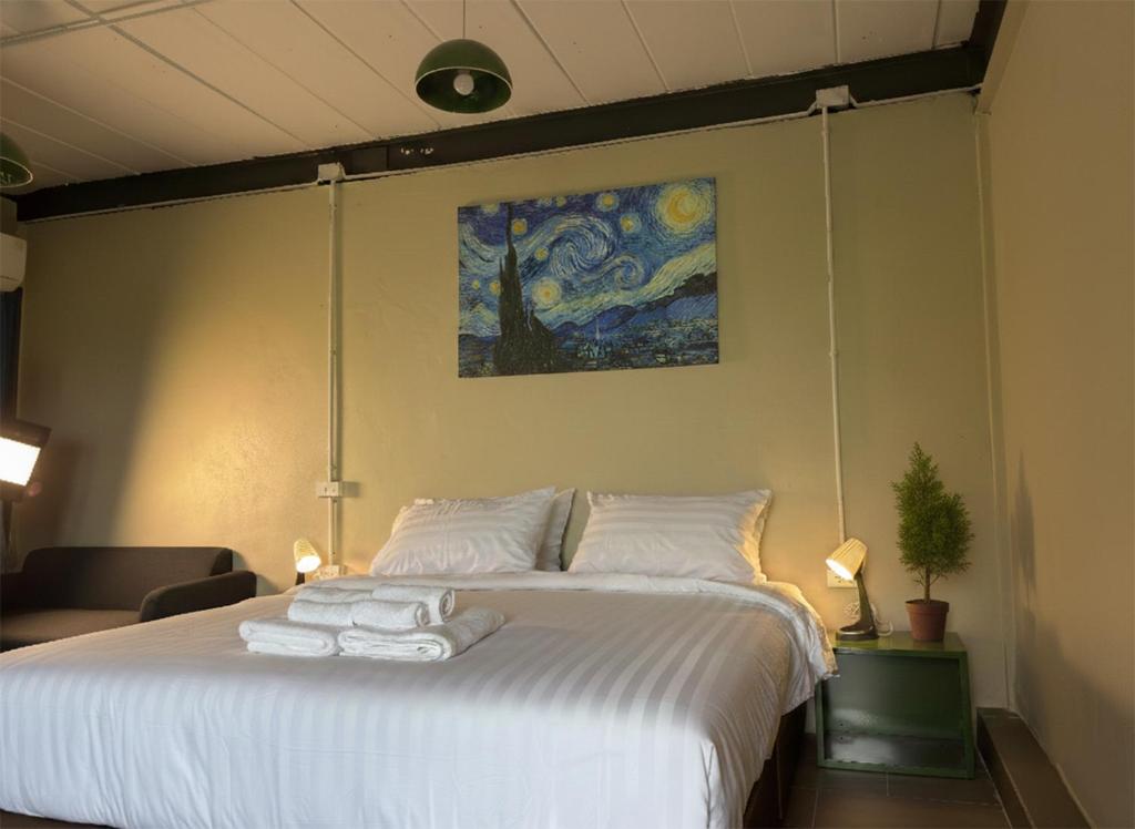 เตียงในห้องที่ Juniper Resort Ayutthaya
