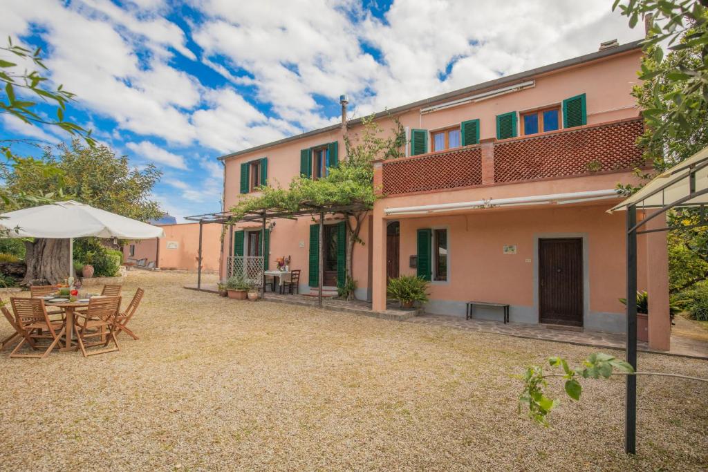a courtyard with a table and chairs and a building at Appartamenti Quintavalle in Casa Marchetti