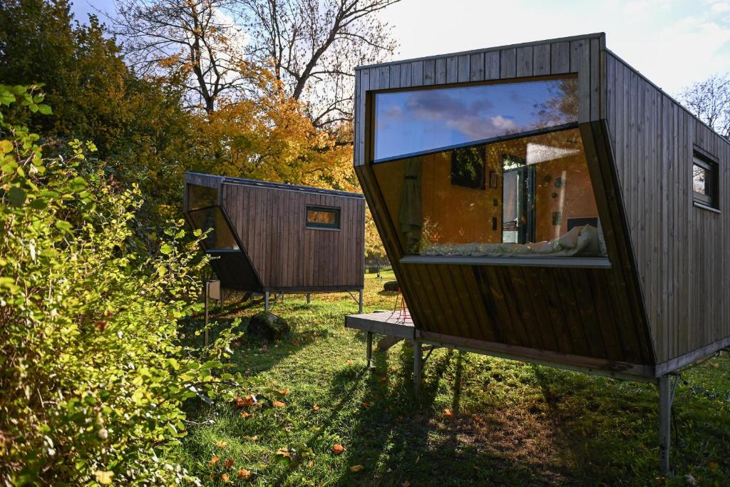 a small house with a mirror in the yard at Green&Tiny Spot Wolfenbüttel Okeraue - Sleep Space 1 in Wolfenbüttel