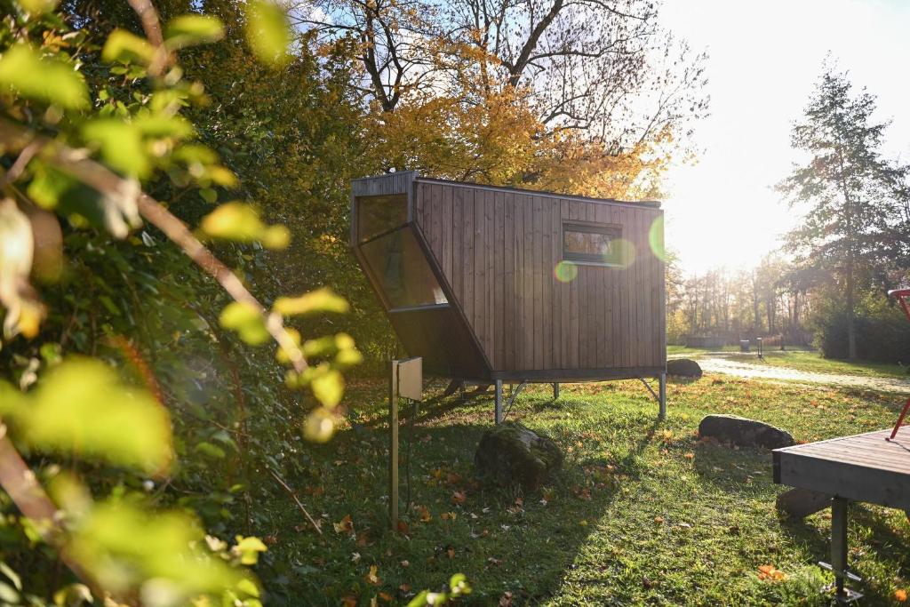 a small building in the middle of a park at Green&Tiny Spot Wolfenbüttel Okeraue - Sleep Space 2 in Wolfenbüttel
