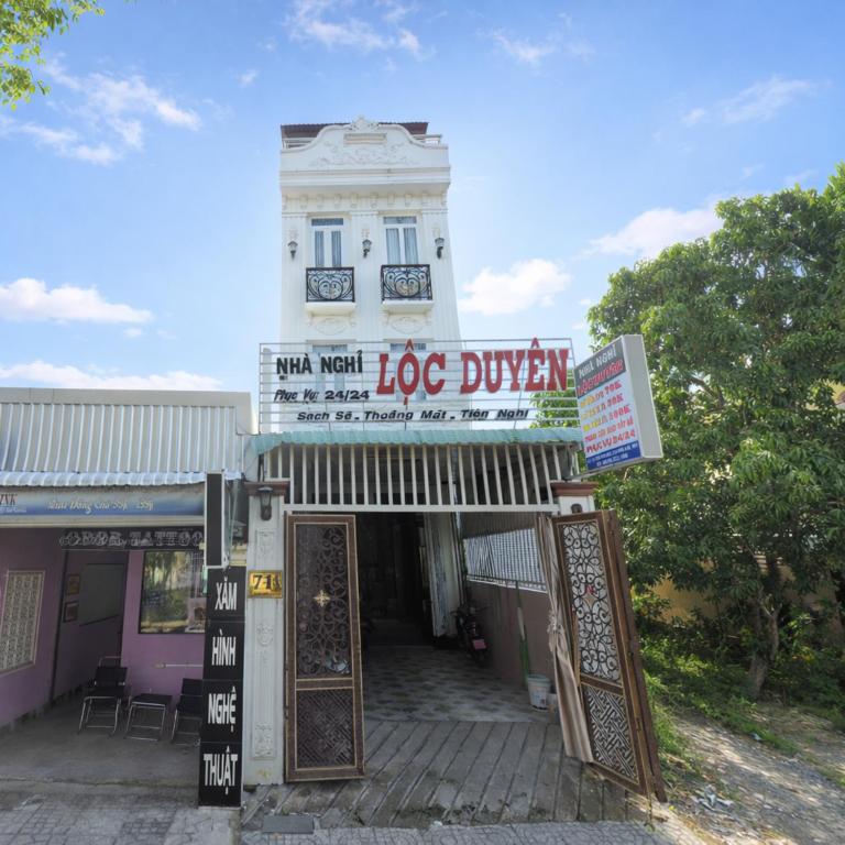 a building with a sign that reads dog driven at Lộc Duyên Motel Ninh Kiều in Cái Răng