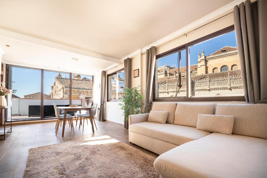 Ático con terraza y vistas únicas a la Catedral pleno centro de Granada