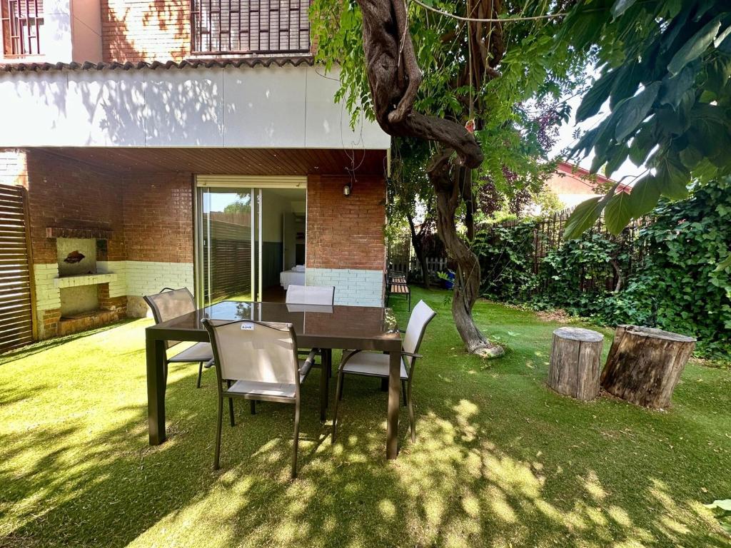 a table and chairs in the backyard of a house at Incredible house with garden in Madrid