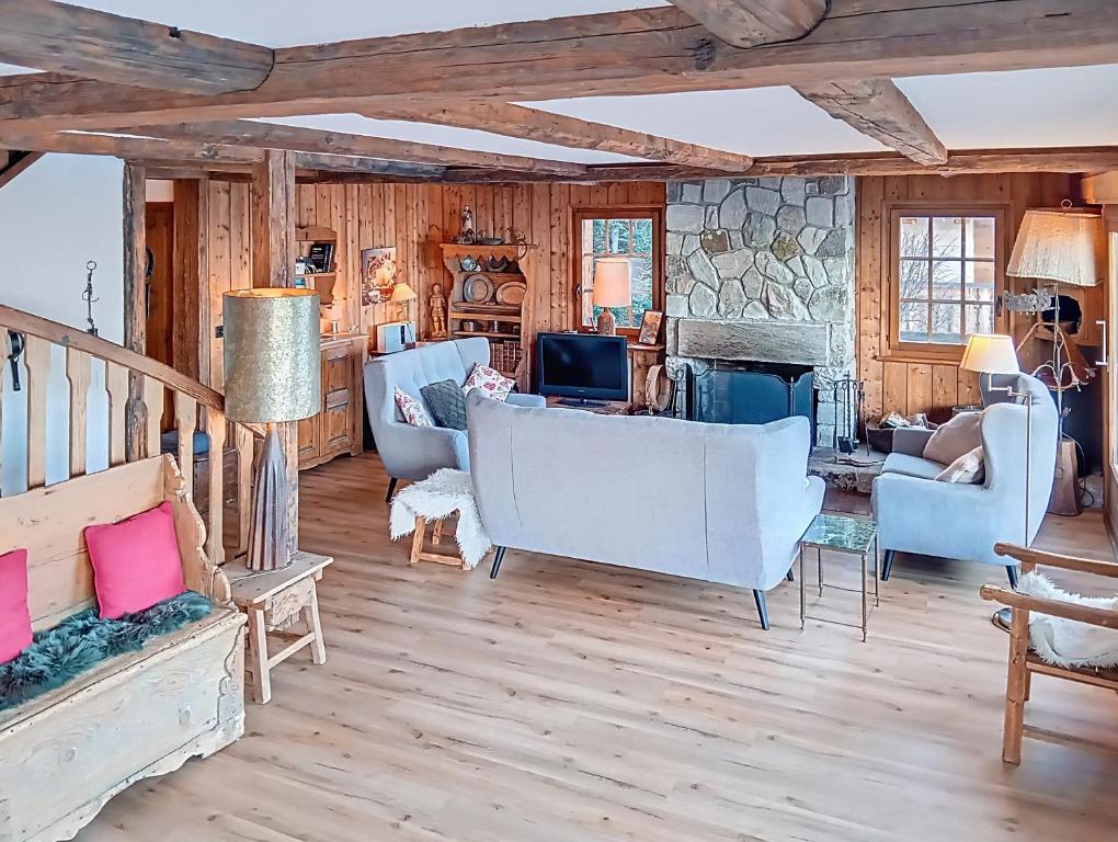 a living room with couches and a fireplace at Teura in Verbier