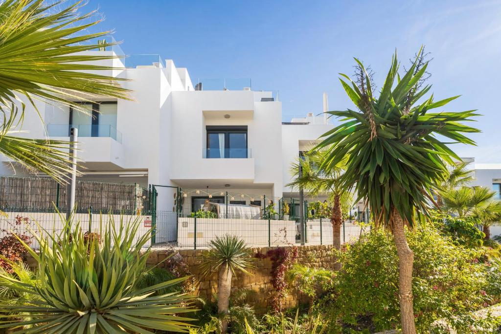 Luxury Townhouse with Stunning Sea & Mountain Views