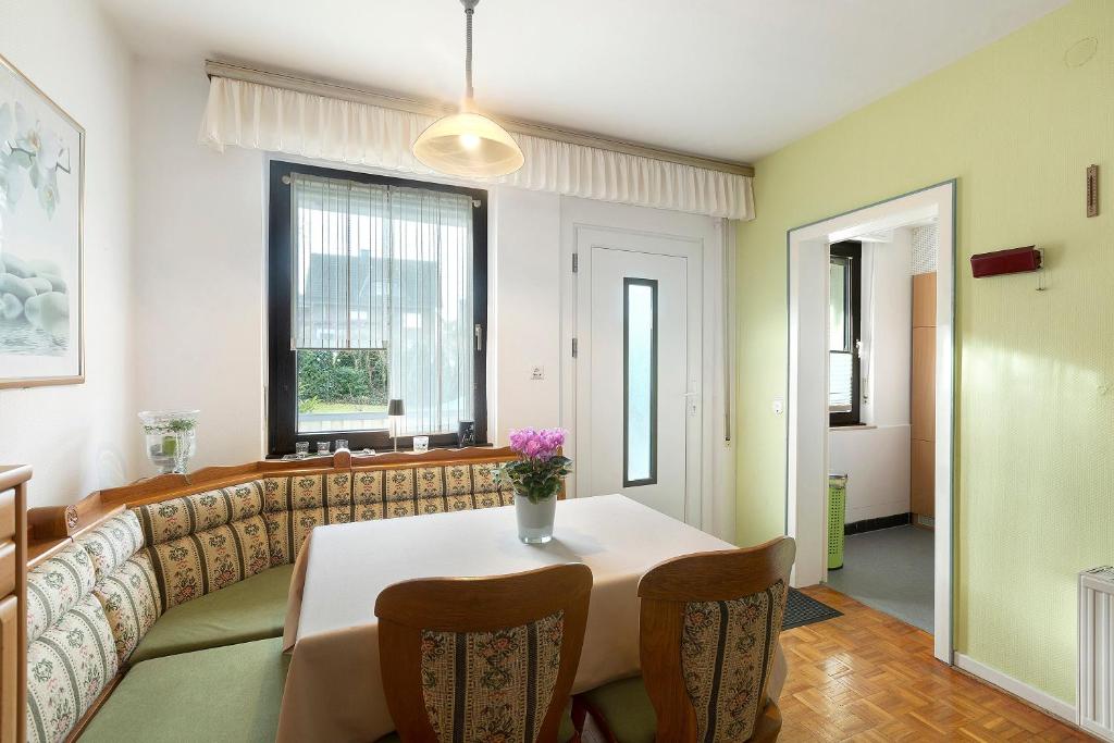 a living room with a table and a couch at Ferienwohnung Sonnenring in Rüthen