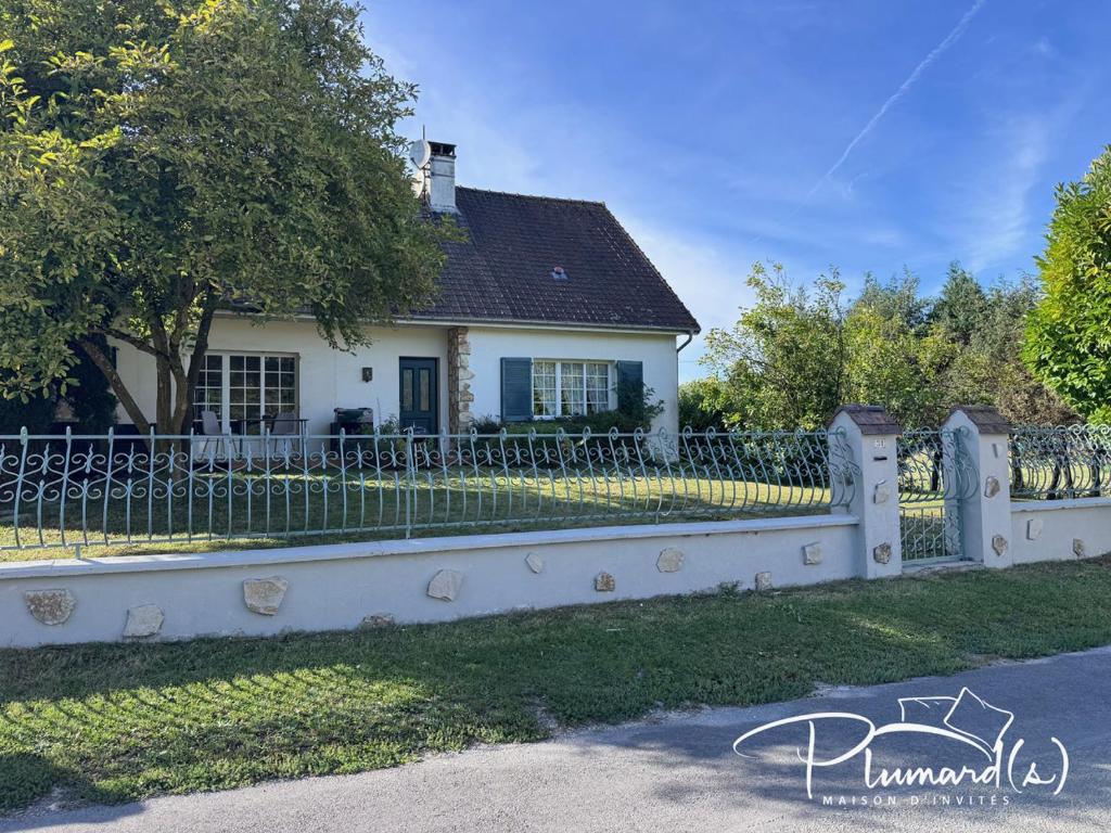 a white fence in front of a house at Plumards, maison d'invités proche Abbaye in Argoules