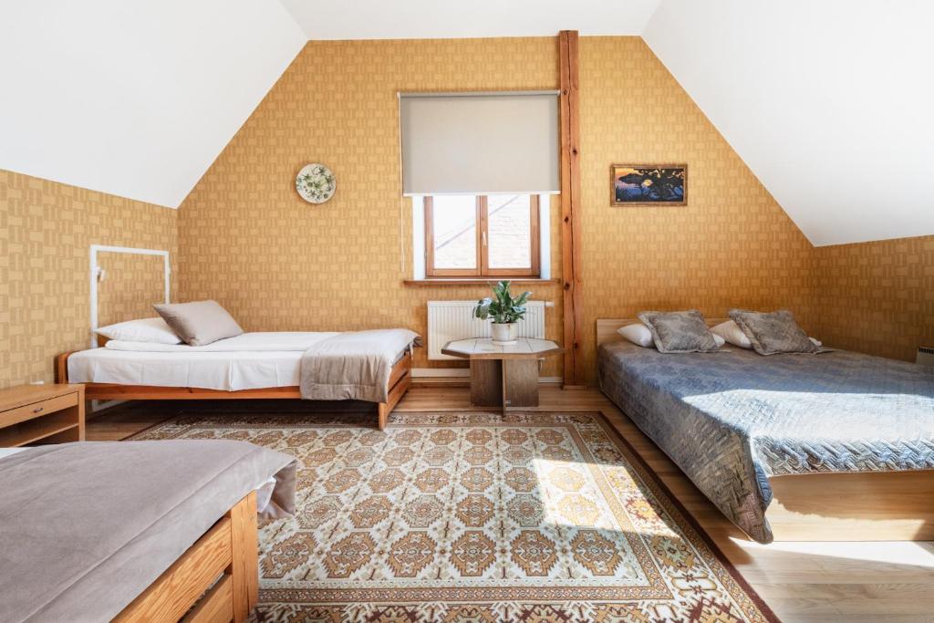 Aismares - Family Room