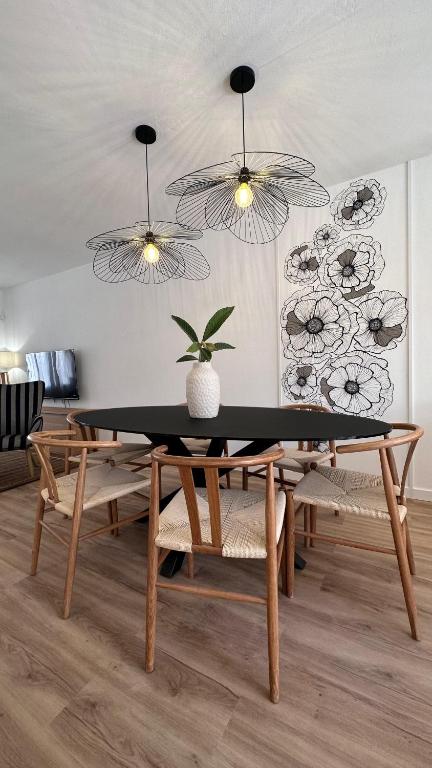 a dining room with a table with a potted plant on it at Casa Luxemburgo in Torrevieja