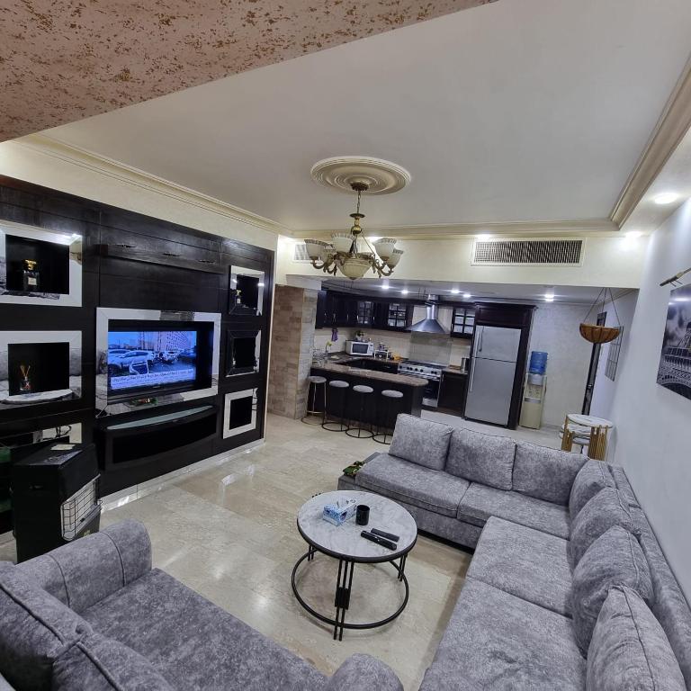Televisor o centre d'entreteniment de Deir Ghbar Suite