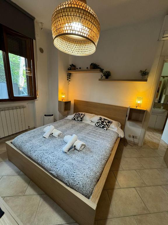 a bedroom with a large bed with towels on it at Gioiello House in Pisa
