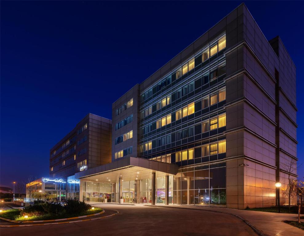 a large office building at night at Park Inn by Radisson Samsun in Tekkeköy