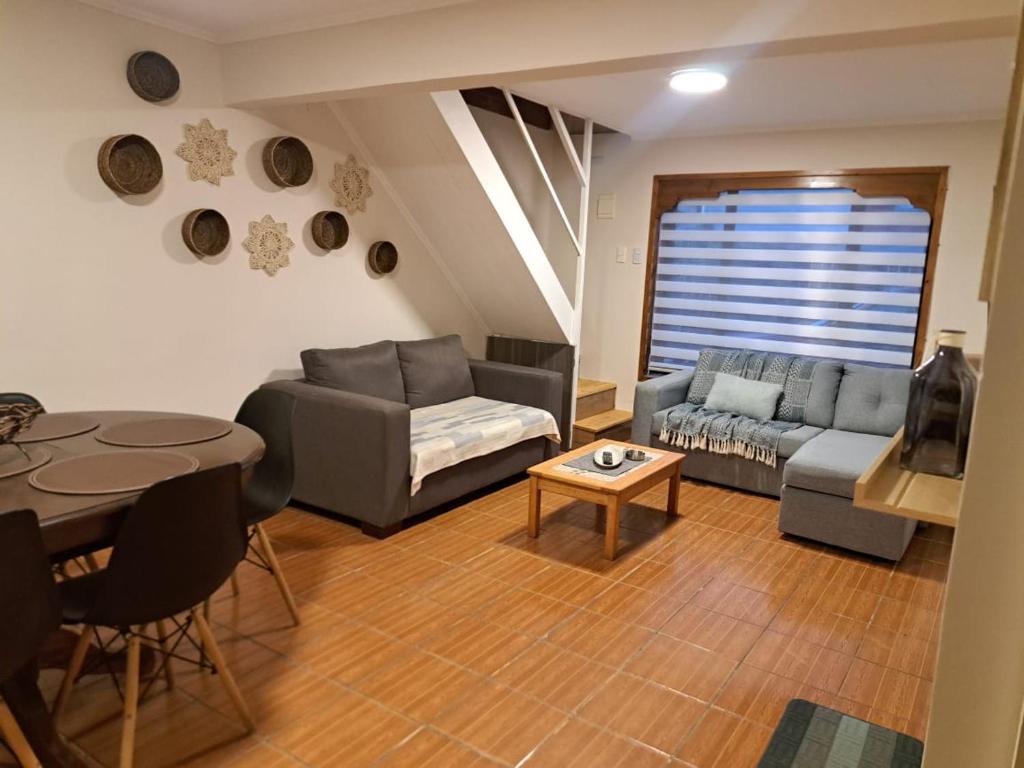 a living room with a couch and a table at Acogedora casa para 6 personas en algarrobo in Algarrobo