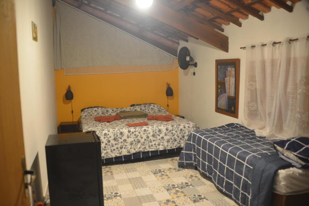 a bedroom with two beds in a room at Rancho Potala in Bairro Pedra Branca