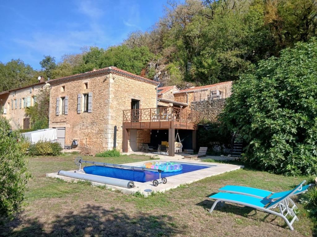 a house with a swimming pool in the yard at Les Mas d Olema in Puy-lʼÉvêque
