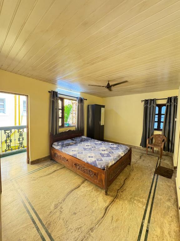 a bedroom with a bed in the middle of a room at Virens Heaven Stays in Calangute
