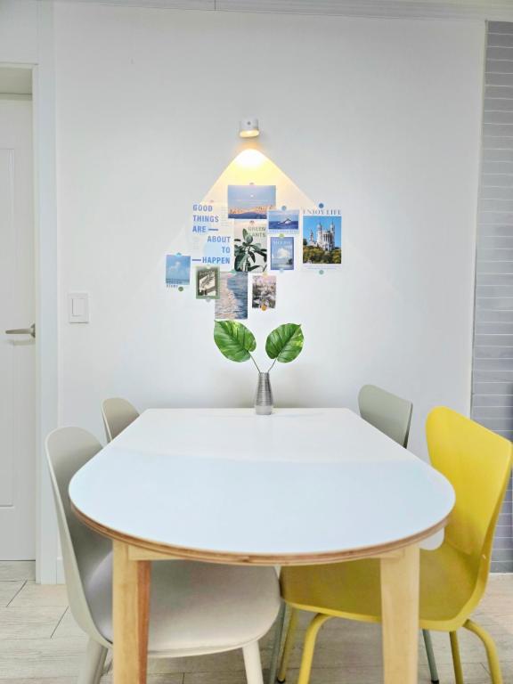 a white table with chairs and a vase on it at Haven 10 HOUSE in Seoul