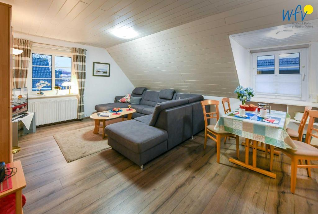 a living room with a couch and a table at Godenhus Ferienwohnung Mathis in Langeoog