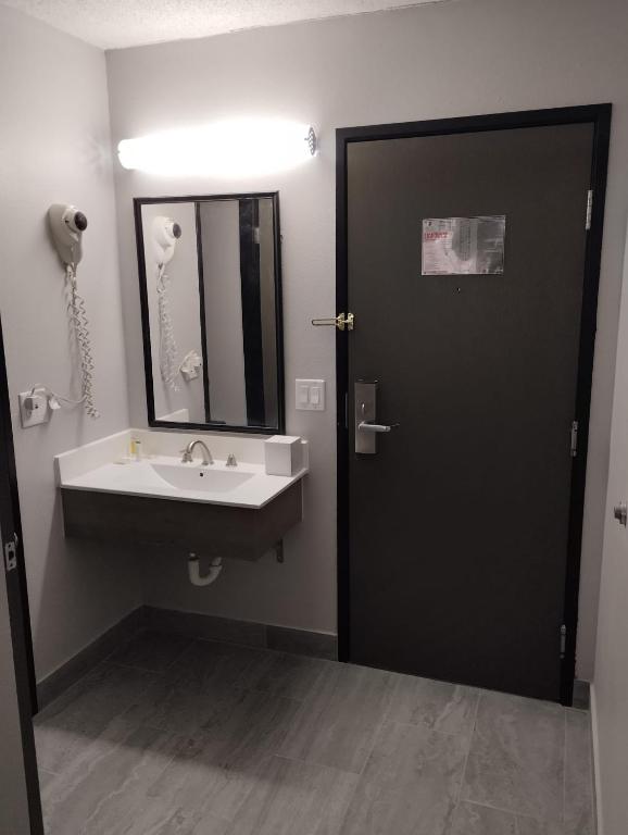 Super 8 by Wyndham Morris - Queen Room - Mobility Access/Non-Smoking