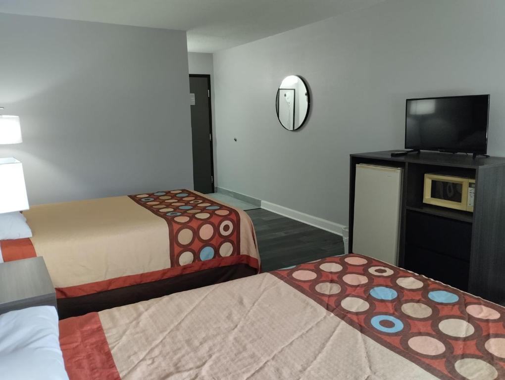 Super 8 by Wyndham Morris - Double Room With Two Double Beds - Non-Smoking
