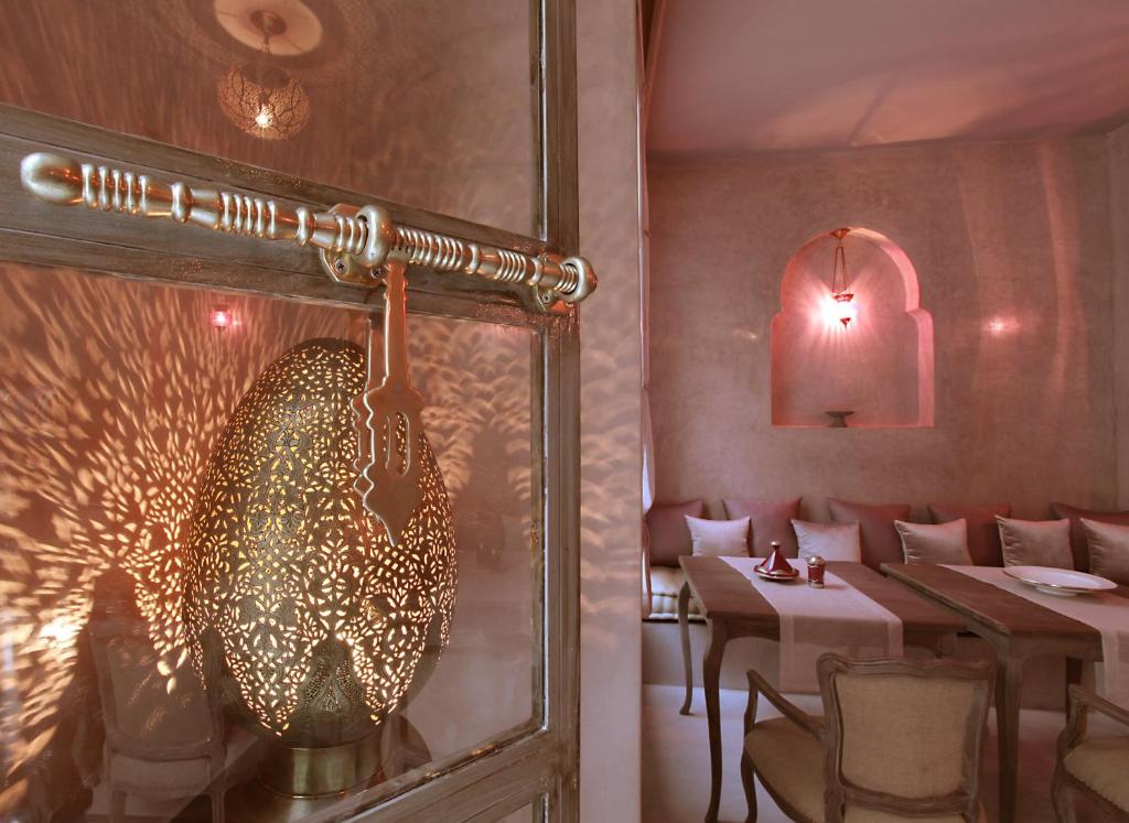 un restaurante con comedor con mesa en Riad Joya, en Marrakech
