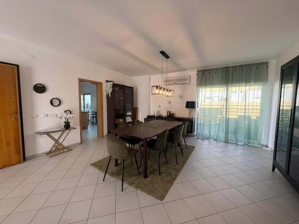 a dining room with a table and chairs at John Shelter in Portimão